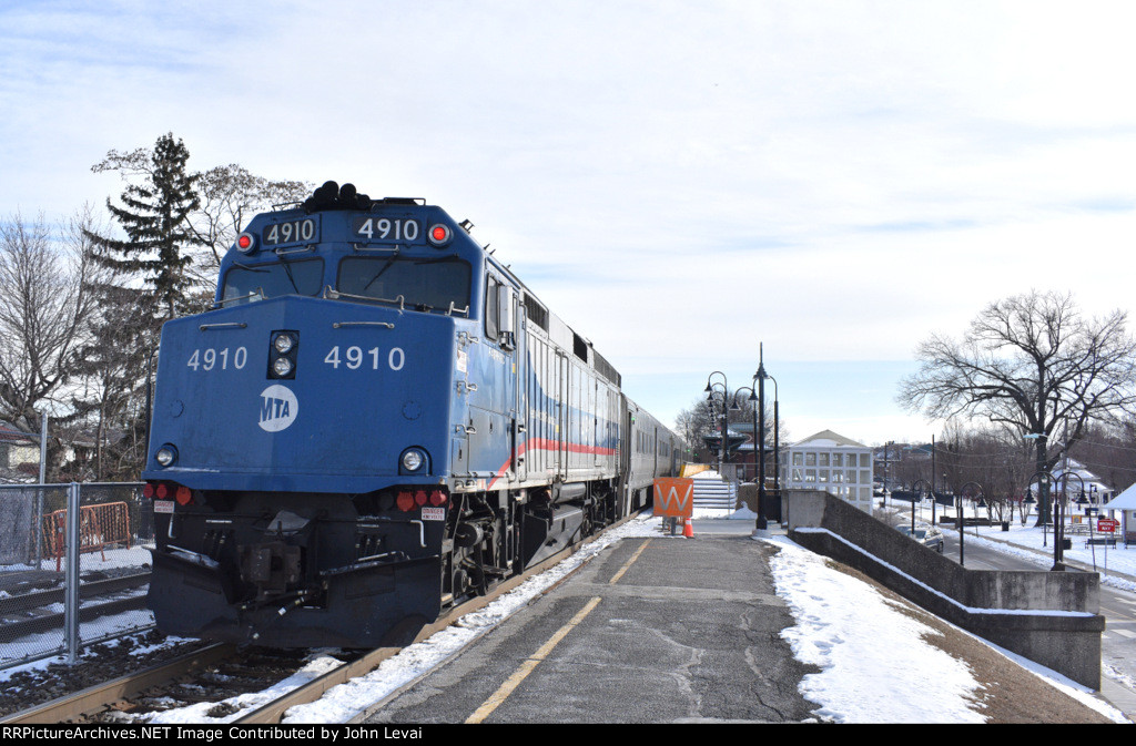 MNR F40PH-3C # 4910 pushing Train # 1716 out of Lyndhurst Sta